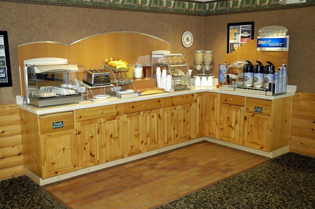 Pellston Lodge Restoran fotoğraf
